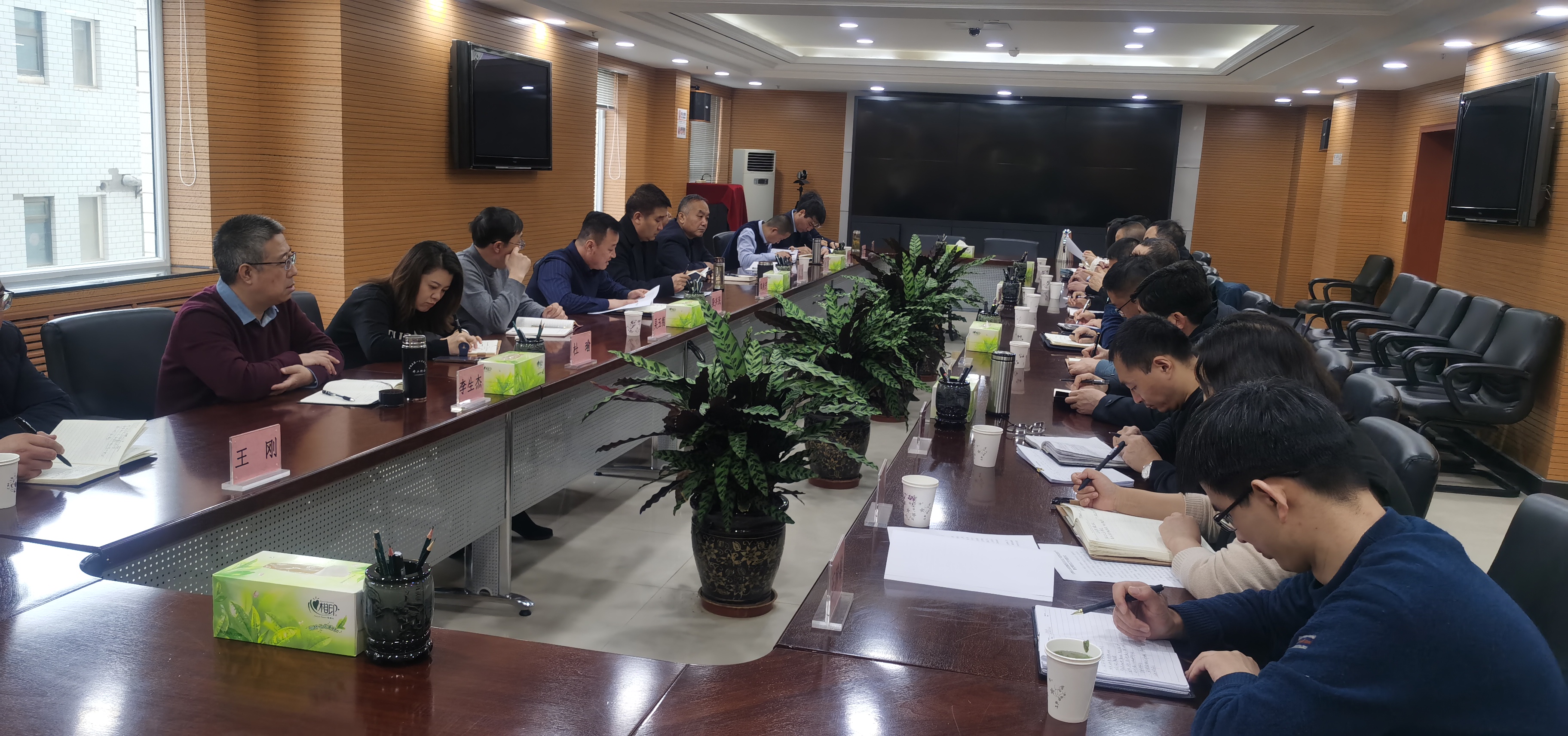 路橋投資公司召開(kāi)2022年度安全生產(chǎn)暨疫情防控工作專題會(huì)議(通訊稿)2022.1.27照片.jpg 路橋投資公司召開(kāi)2022年度安全生產(chǎn)暨疫情防控工作專題會(huì)議(通訊稿)2022.1.27照片.jpg