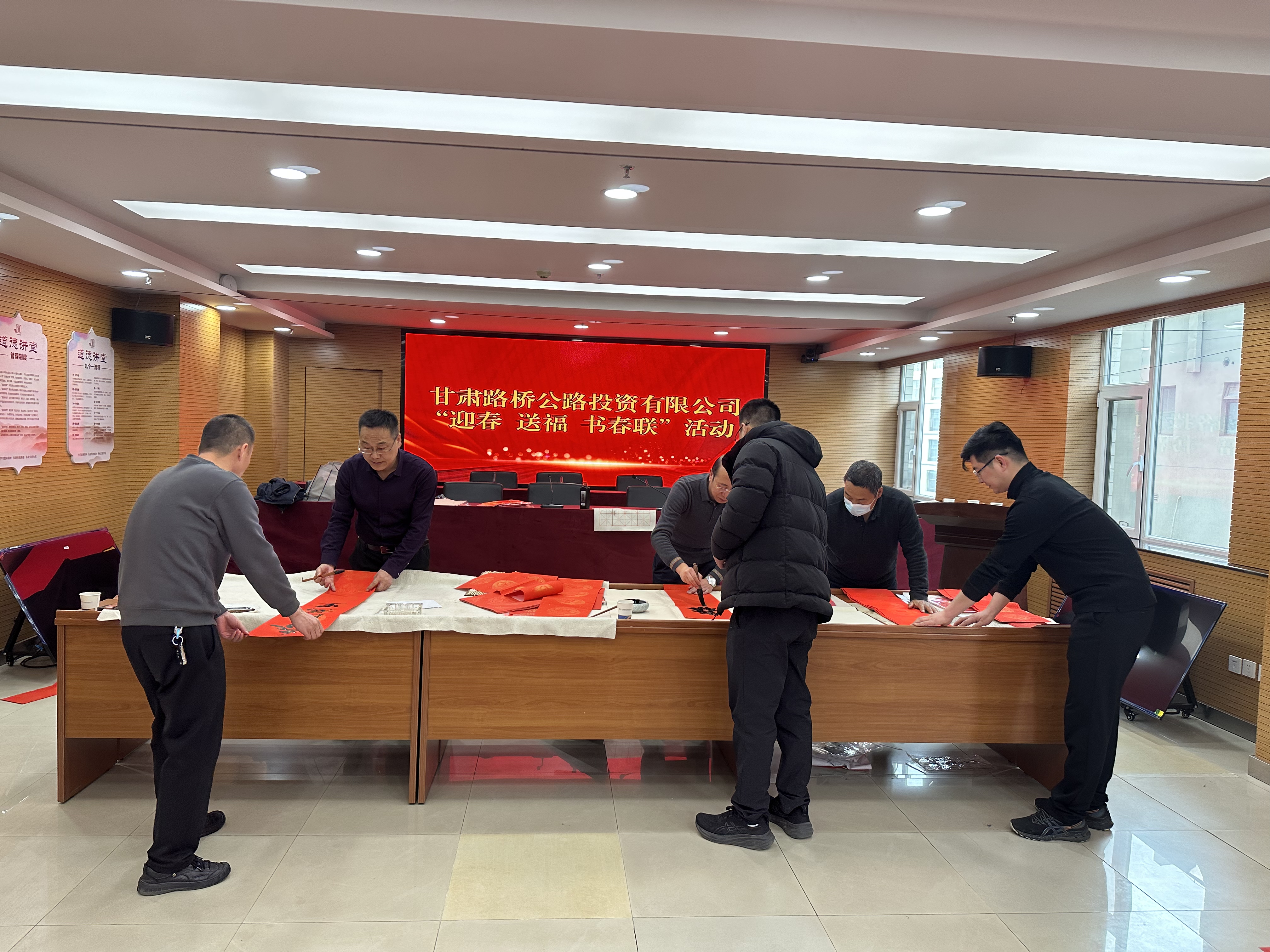 寫對(duì)聯(lián)、送祝福照片(1)(1).jpg